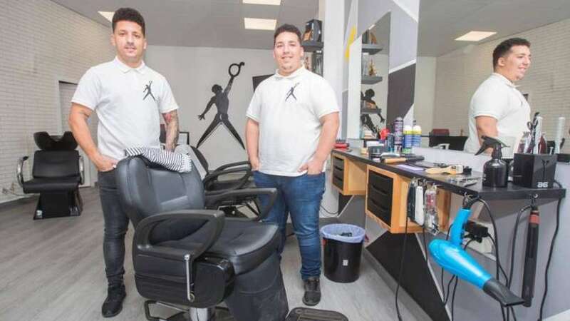 José Quevedo e Iván Valerón, en la peluquería DP (Foto Borja Suárez)